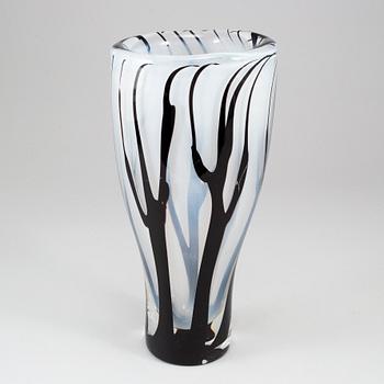 VICKE LINDSTRAND, a glass vase from Kosta, 1950's.