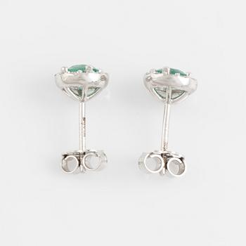 Örhängen med smaragder och briljantslipade diamanter.