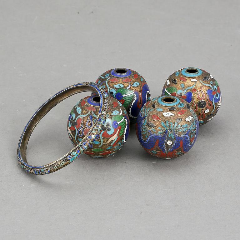 BOLLAR, fyra stycken samt ARMBAND, cloisonné. Sen Qing dynasti, sekelskfite 1900.
