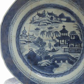 Tallrikar, 16 stycken, kompaniporslin, Kina, Qingdynastin, 1800-tal.