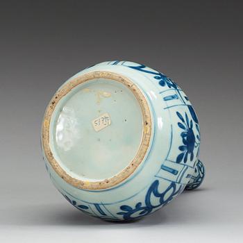 A blue and white flask, Ming dynasty, Wanli (1572-1620).