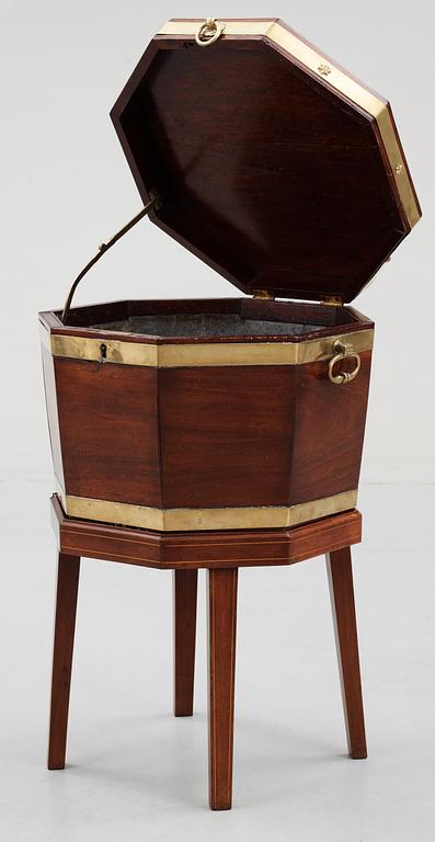An English late 18th Century wine cooler.