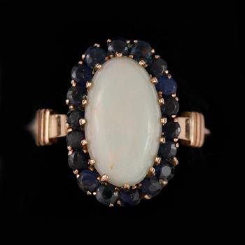 RING, 14k guld med opal och 18 små safirer. Vikt ca 5 gram.
