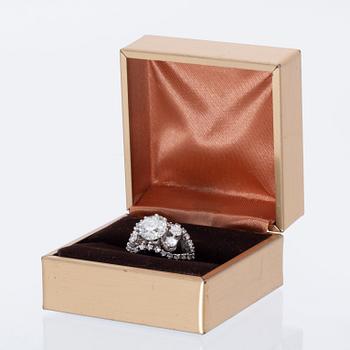Ring 18K whitegold 1 old-cut diamond approx 2,40 ct approx H - I, old-and brilliant-cut diamonds approx 1 ct.