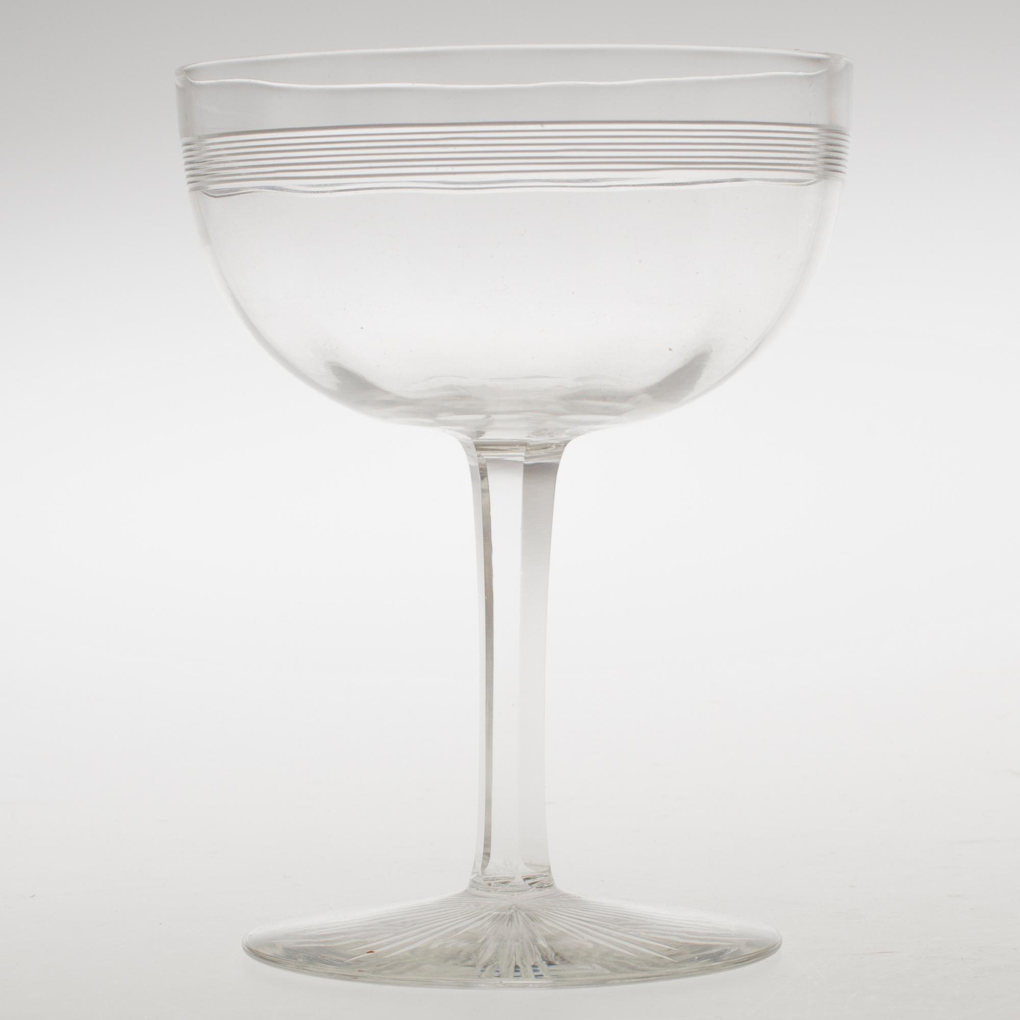 DELAR TILL GLASSERVIS, 15 delar, "Optio med bård", Kosta. Finns i priskurant för år 1896.