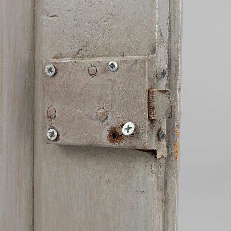 Corner cabinet, 18th century.