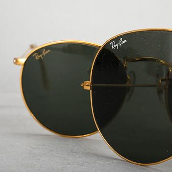 SOLGLASÖGON, 2 st, "Aviator" och "Round metal", Ray-Ban, 1900-talets slut.
