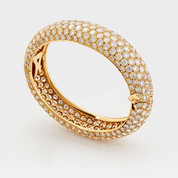 894. Cartier an 18K gold bangle set with round brilliant-cut diamonds.