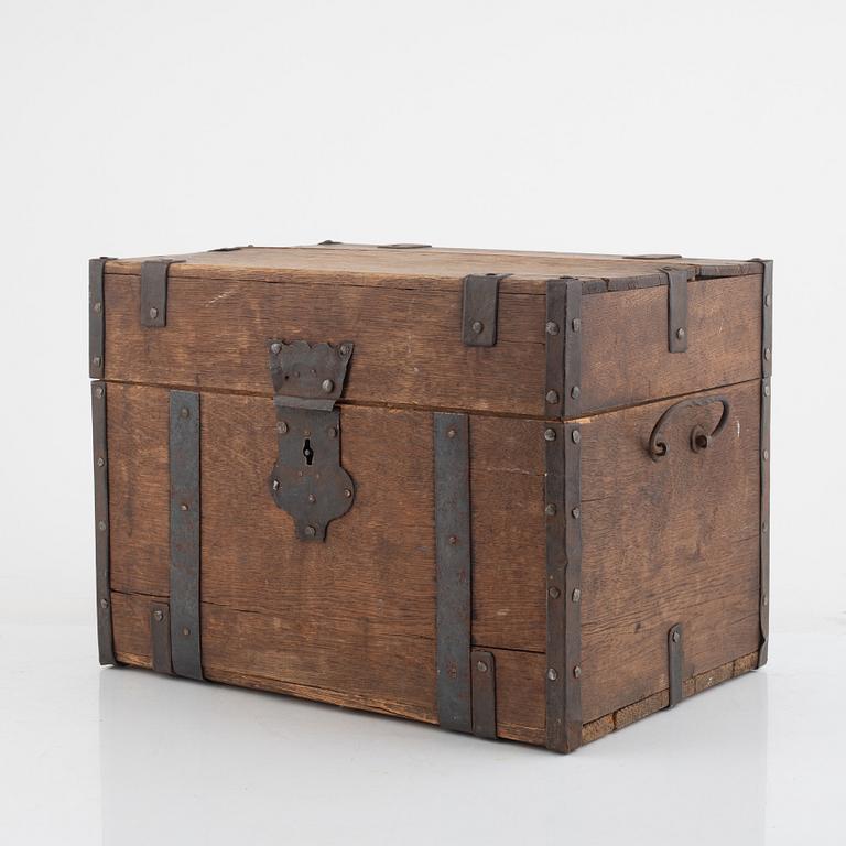 A flask box, 19th Century.