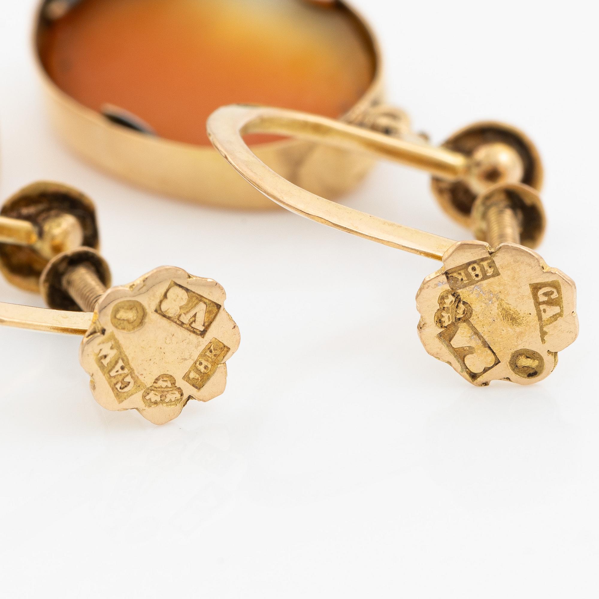 A pair of earrings in 18K gold with shell cameos.