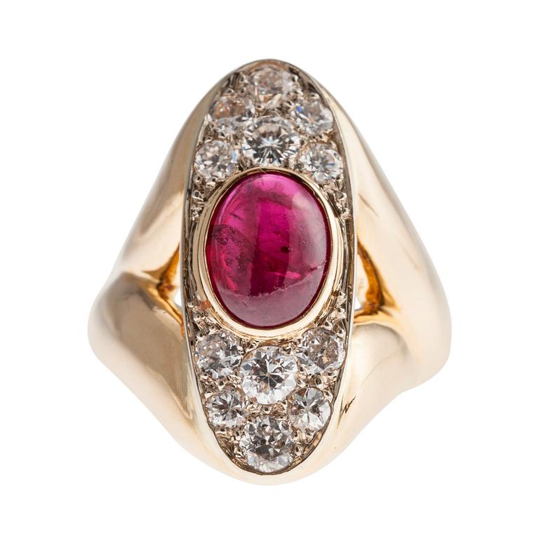 RING, 18K guld, rubin ca 3 ct, antik- och briljantslipade diamanter ca 1,4 ct. 1900 t. senare hälft. Vikt 16,4 g.