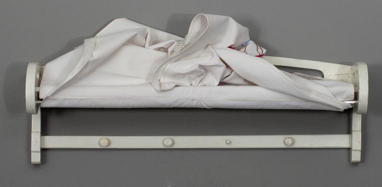 HANDUKSSTÄLLNING  med BRODERAD SKYDDSTYG, målat trä och bomull. 1900-talets mitt.