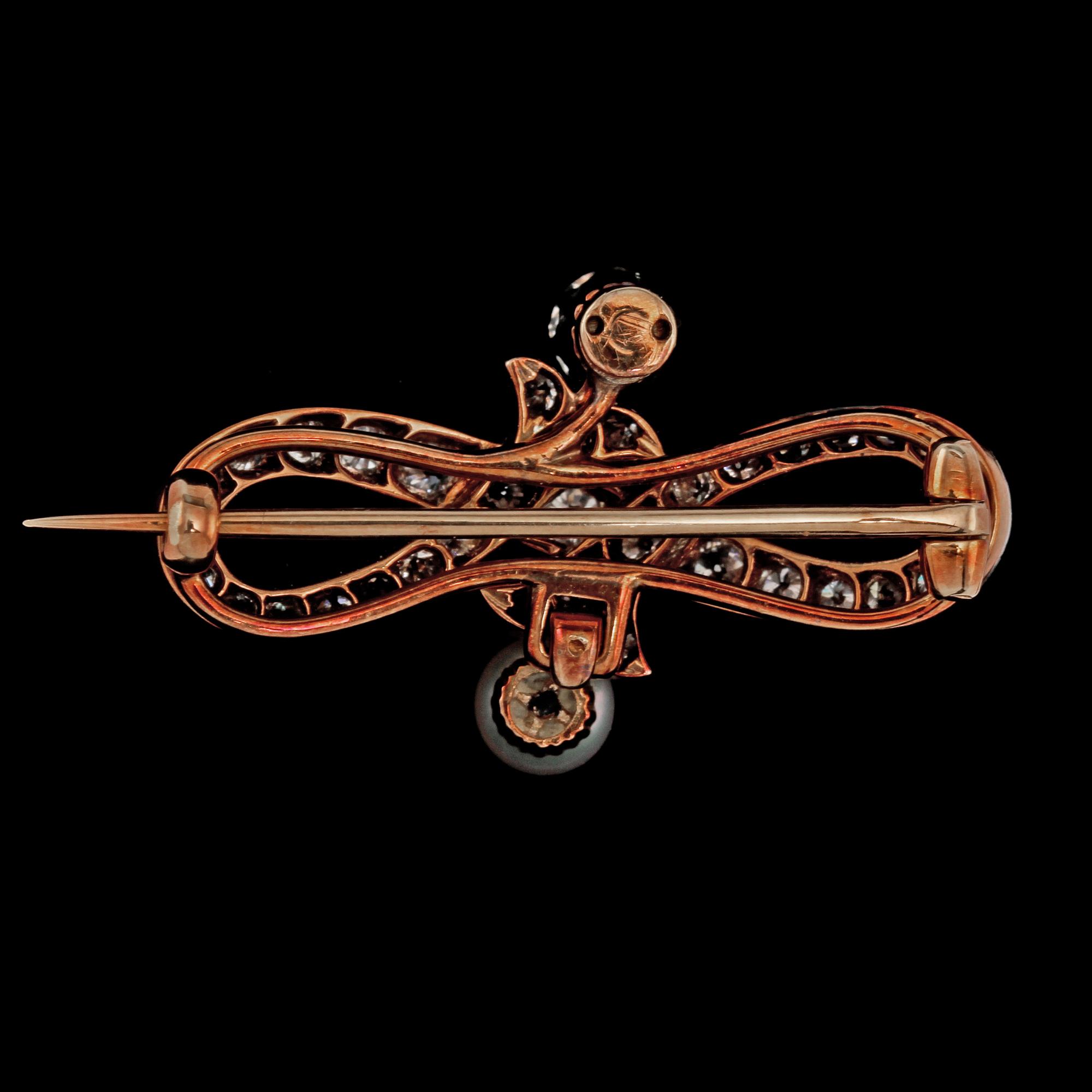 BROSCH, delvis 14k guld och vitguld med 25 gammalslipade diamanter och en odlad pärla, 1900-talets mitt. Vikt 7 g.