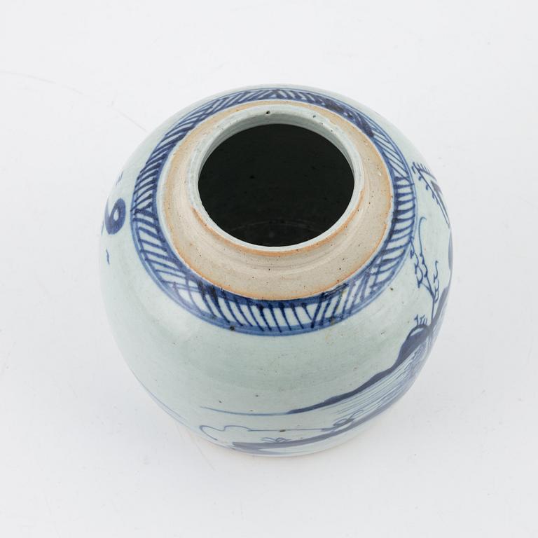 A blue and white jar, late Qing dynasty, 19th century.