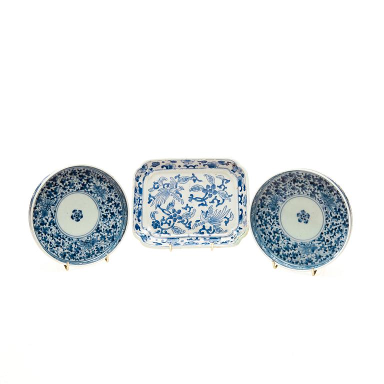 VATI, posliinia, Ming-tyyli, Kiina 1800-luku ja MALJOJA, 2 kpl, posliinia Kiina 1800-luku.