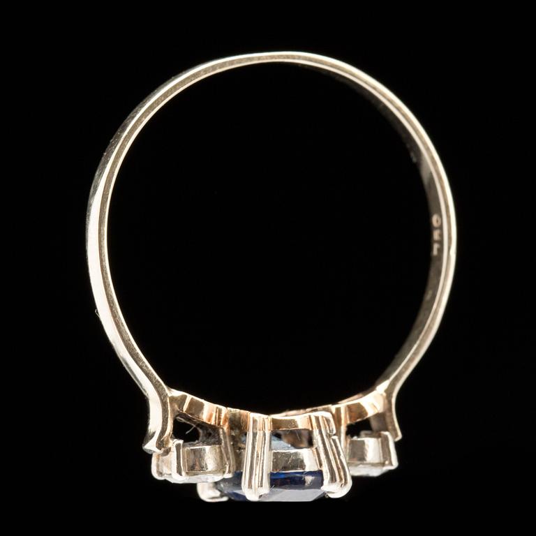 RING, 18k vitguld med safir samt två briljantslipade diamanter ca 0,30ct. Vikt ca 2g.