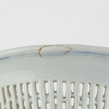 A Blue and White Bowl with Stand, China, Qing Dynasty, Jiaqing (1796-1820).
