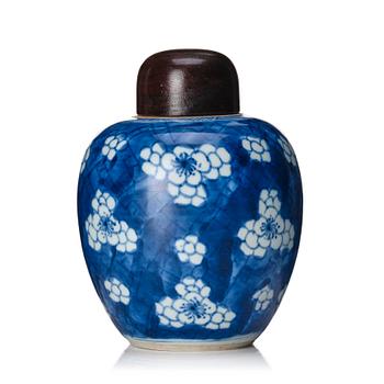 1113. A blue and white tea caddy, Qing dynasty, Kangxi (1662-1722).