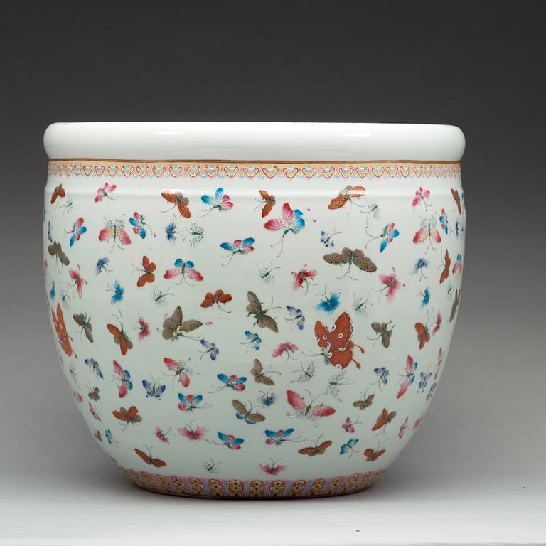 A famille rose flower pot, late Qing dynasty, circa 1900.