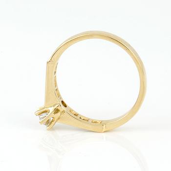 RING, 18K guld med briljant och prinsesslipade diamanter, tot ca 0,65 ct. Vikt 3,11 g.