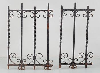 GRINDAR, ett par. Gjutjärn, 1900-talets första hälft.