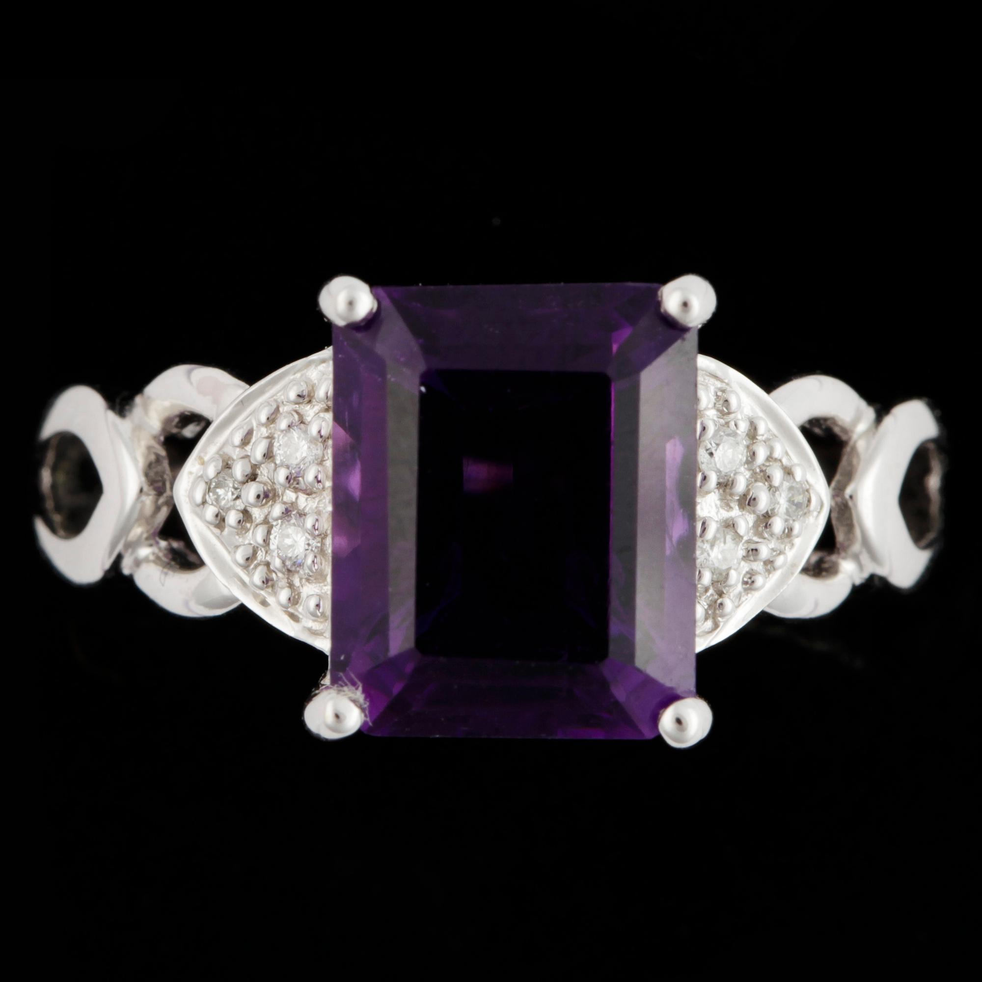 RING, 18k vitguld, trappslipade ametist med 6 mindre briljantslipade diamanter, tot ca 0,06 ct. Vikt ca 4,5 gram.