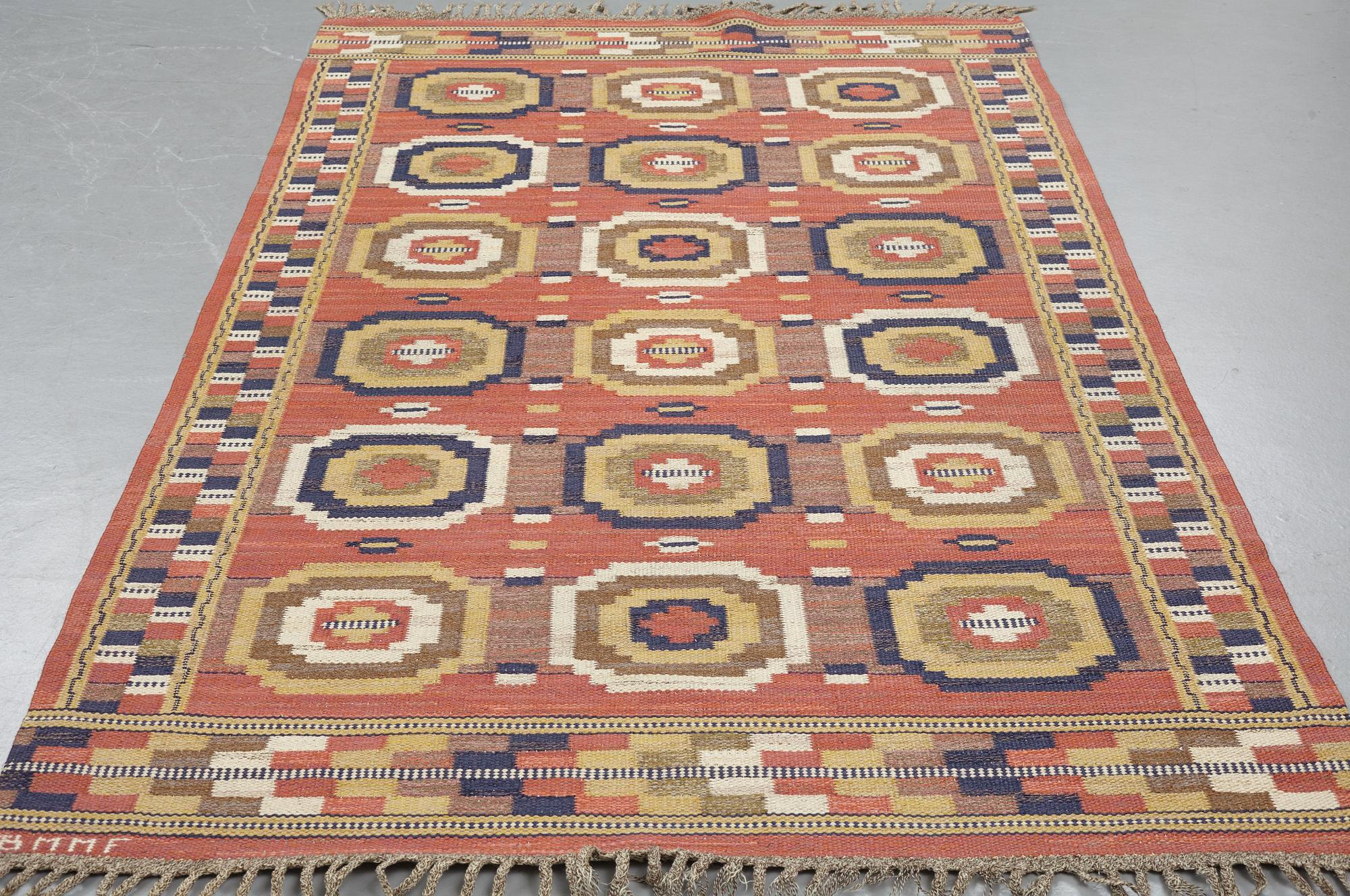 Märta Måås-Fjetterström, matta, "Röda åttan", rölakan, ca 255-257 x 149-150,5 cm, signerad AB MMF.