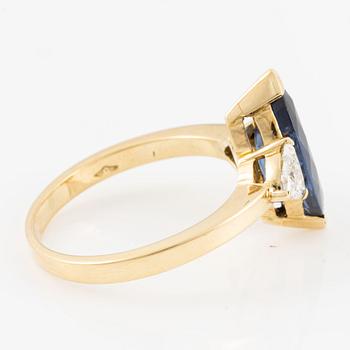 Ring, 18K gold with navette-shaped sapphire and triangle-cut diamonds.