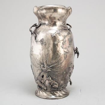 An art Nouveau urn, early 20th century.