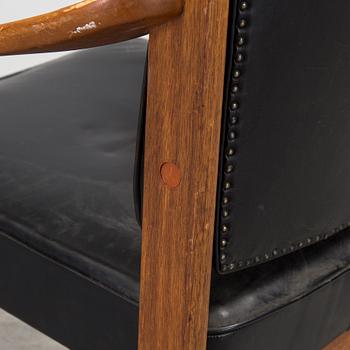 SVEN KAI-LARSEN, karmstol, etikettmärkt Sadelmakarmästarna samt brickmärkt Nordiska Kompaniet.