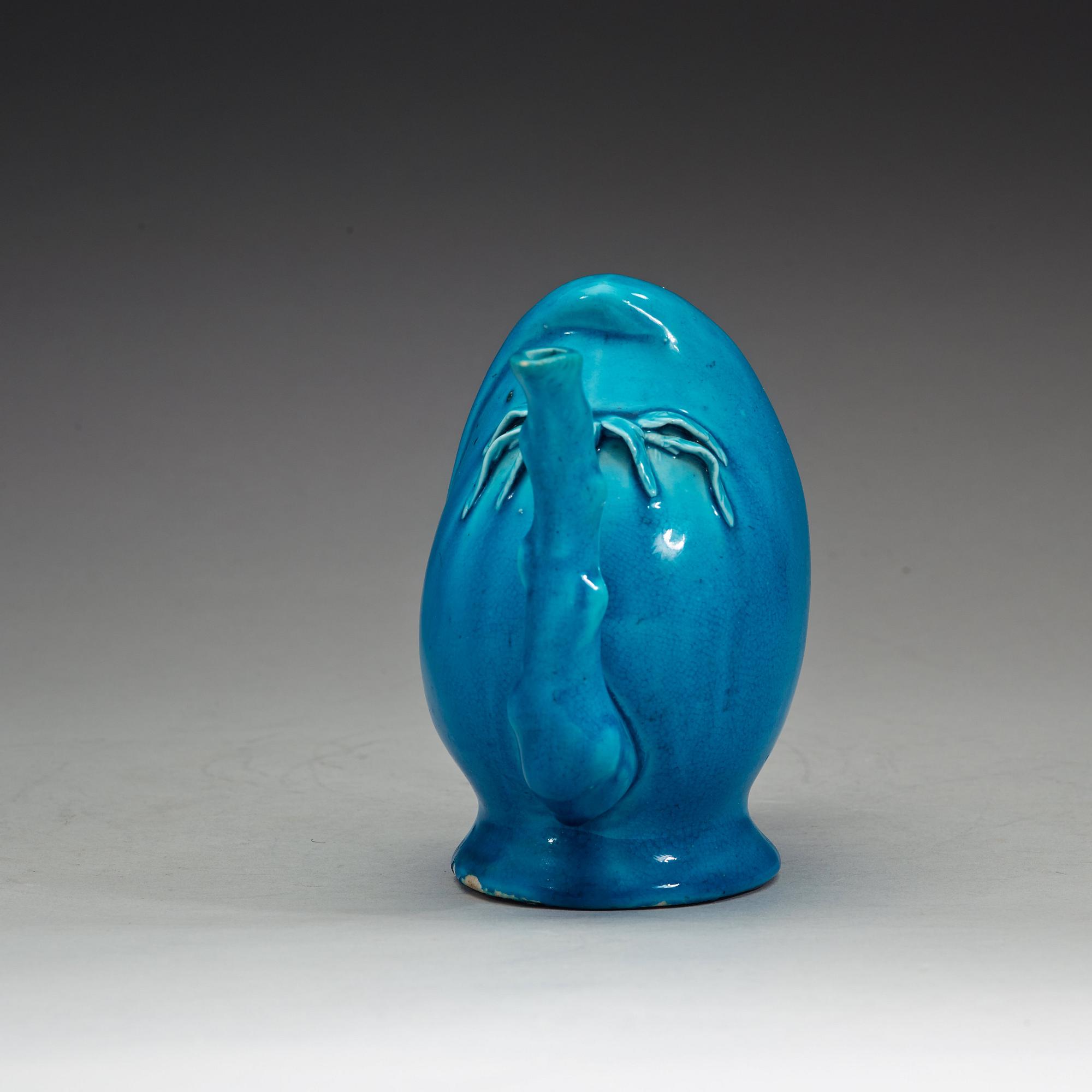 A turkoise glazed cadogan tea pot, Qing dynasty (1644-1912).