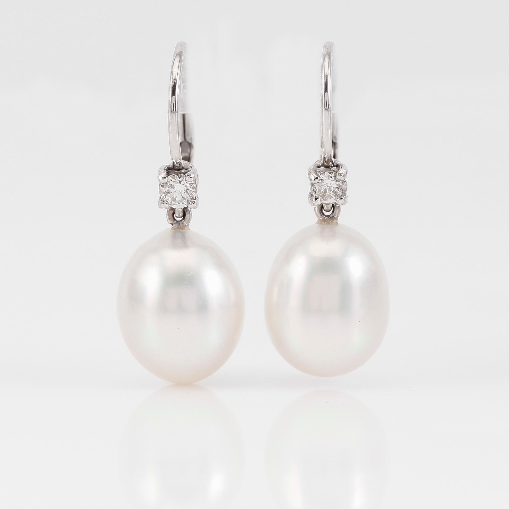 ÖRHÄNGEN, 1 par, 18K vitguld, diamanter tot ca 0.29 ct. och south sea pärlor.