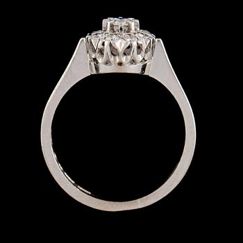 RING, 18k vitguld med 9 briljantslipade diamanter, 0.39 ct,  Älvängens Guld & Silver, Göteborg, 1990. Vikt 4 g.