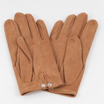 HERMÉS, a pair of beige suede gloves, size 7 1/2.
