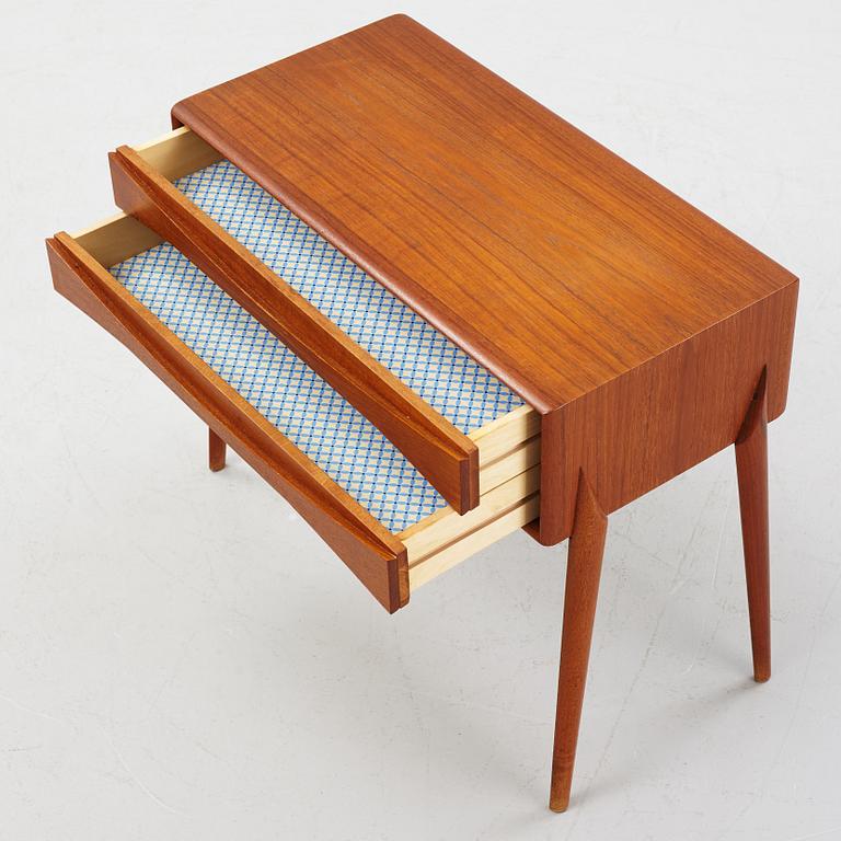 Rimbert Sandholdt, teak bedside table
AB Glas &Trä Hovmantorp, 1959.