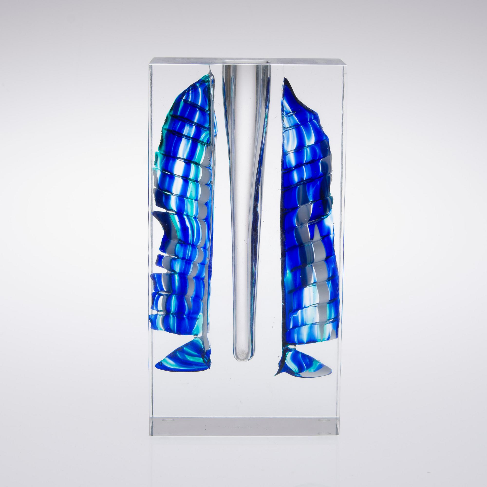 TAIDELASIESINE. Otydlig signatur. 1900-talets andra hälft.