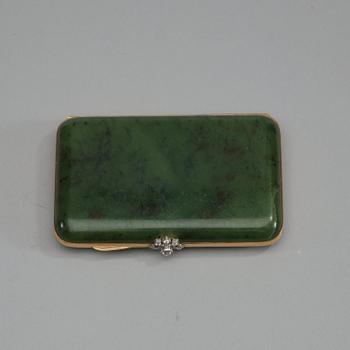 CIGARETTETUI, guld, nefrit och diamanter, ostämplat, 1900-talets början.