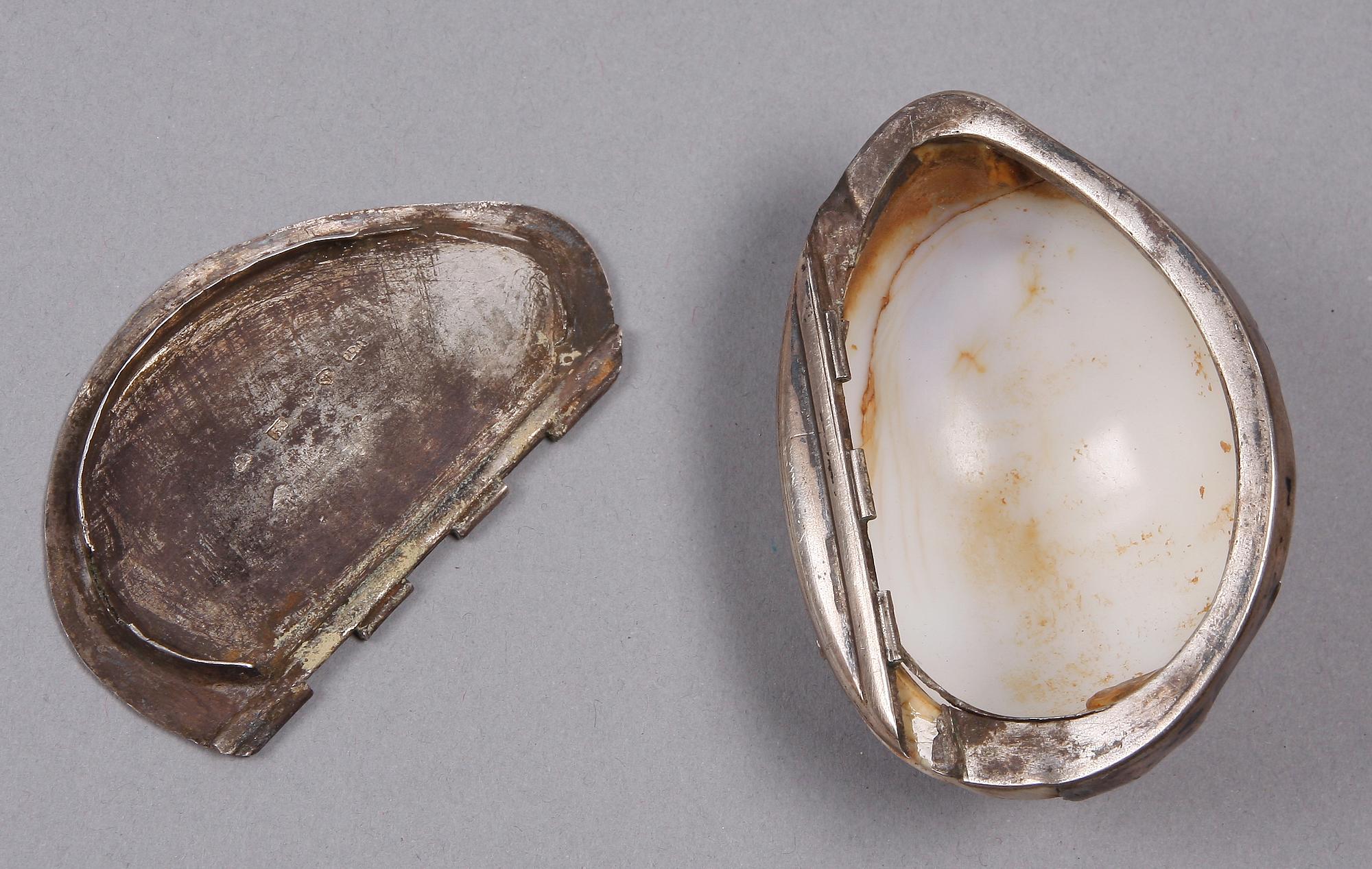 SNUSDOSA, silver och snäcka, Johan Petter Tullgren, Kristinehamn, 1857.