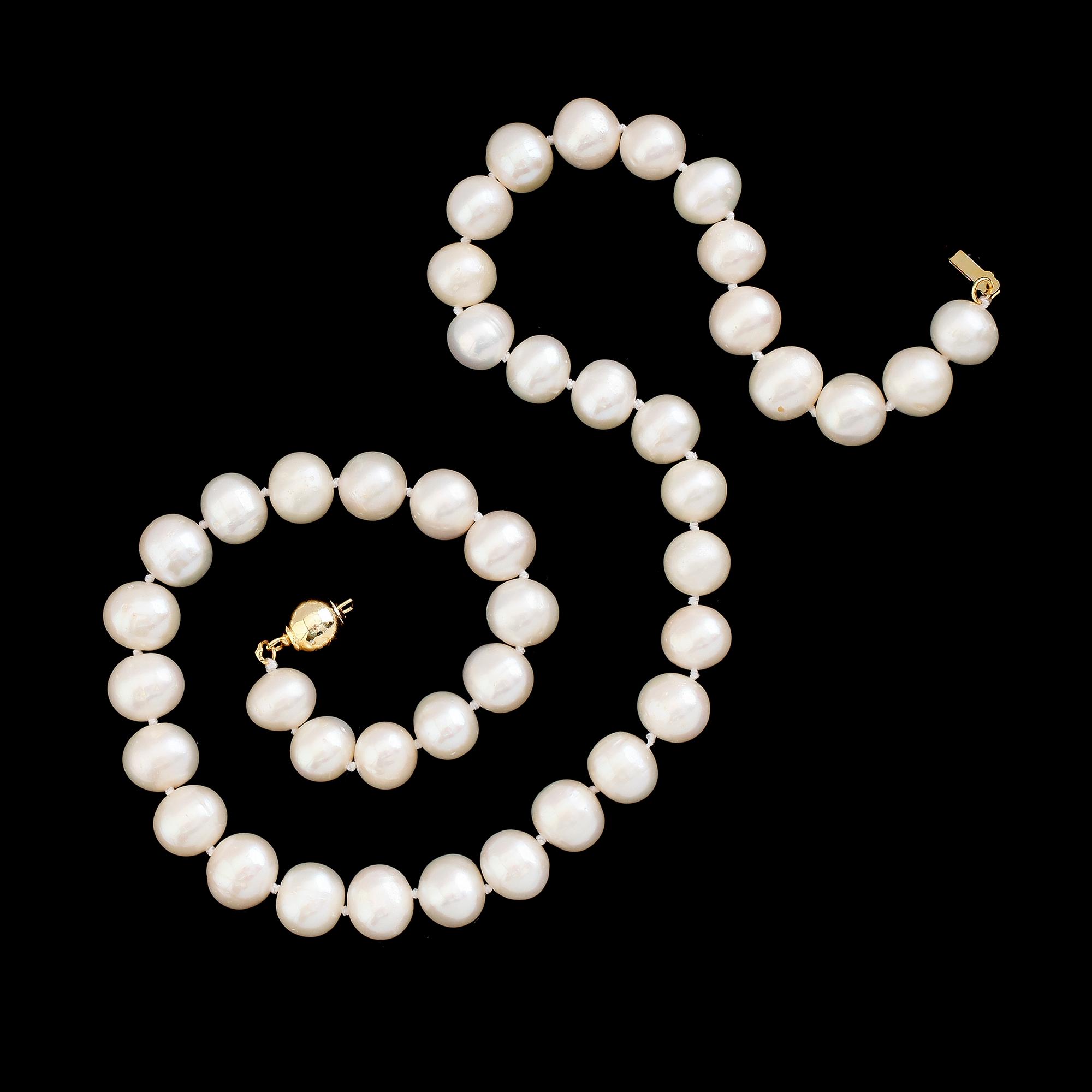 PÄRLCOLLIER, odlade Akoyapärlor, lås låshaltigt guld.
