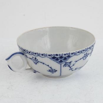 A Royal Copenhagen Porcelaine Tea Service, 'Musselmalet', (26 pieces).