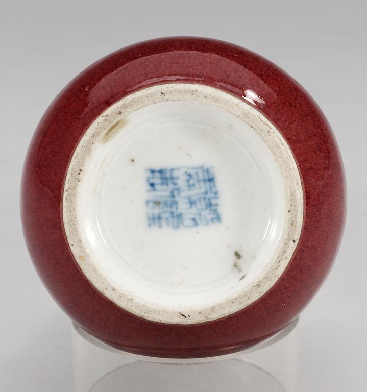 A flambé glazed vase, Qing dynasty, presumably 18th Century. With seal mark in underglaze blue.