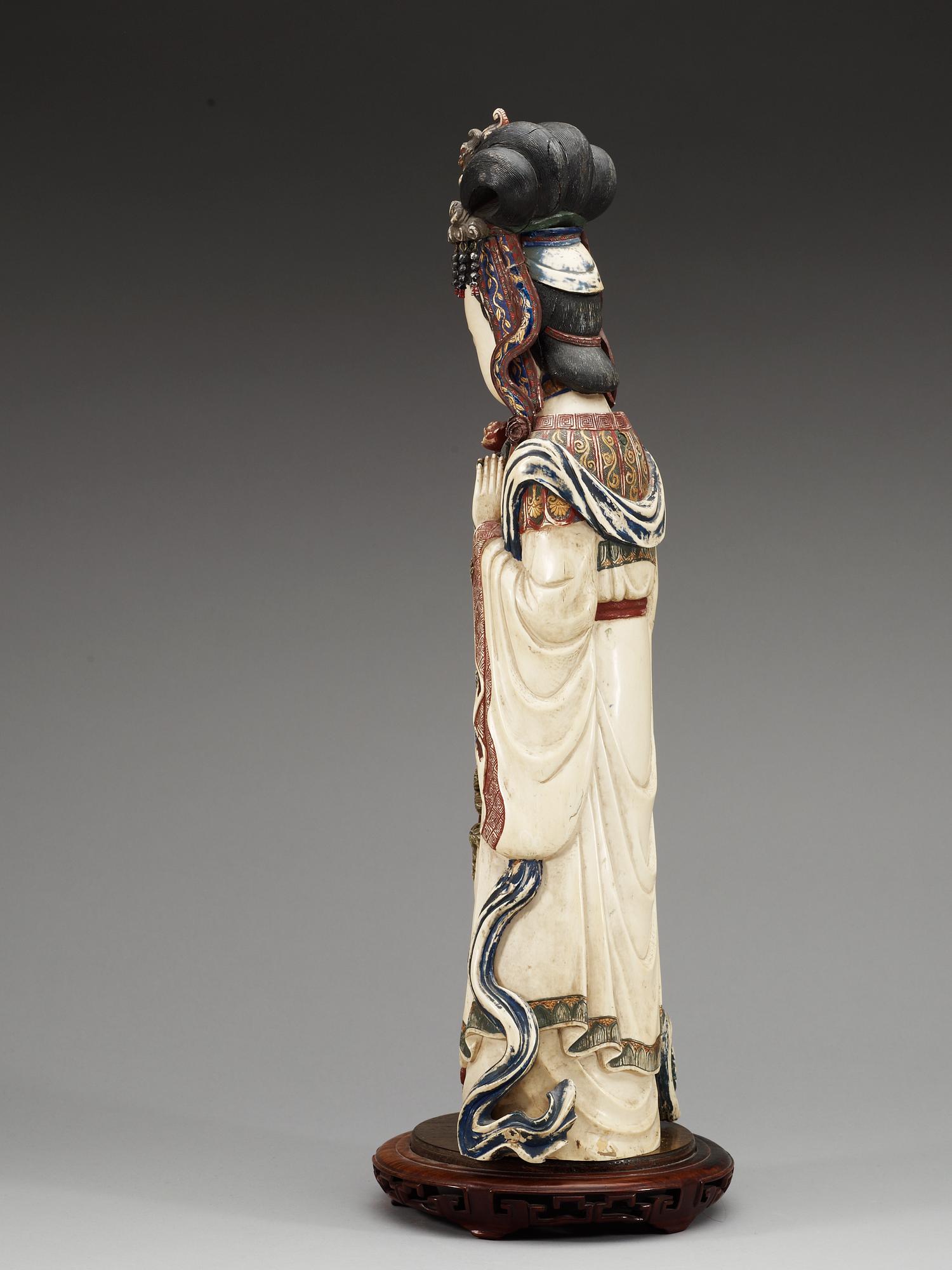 A large ivory figure of Guanyin, Qing dynasty.