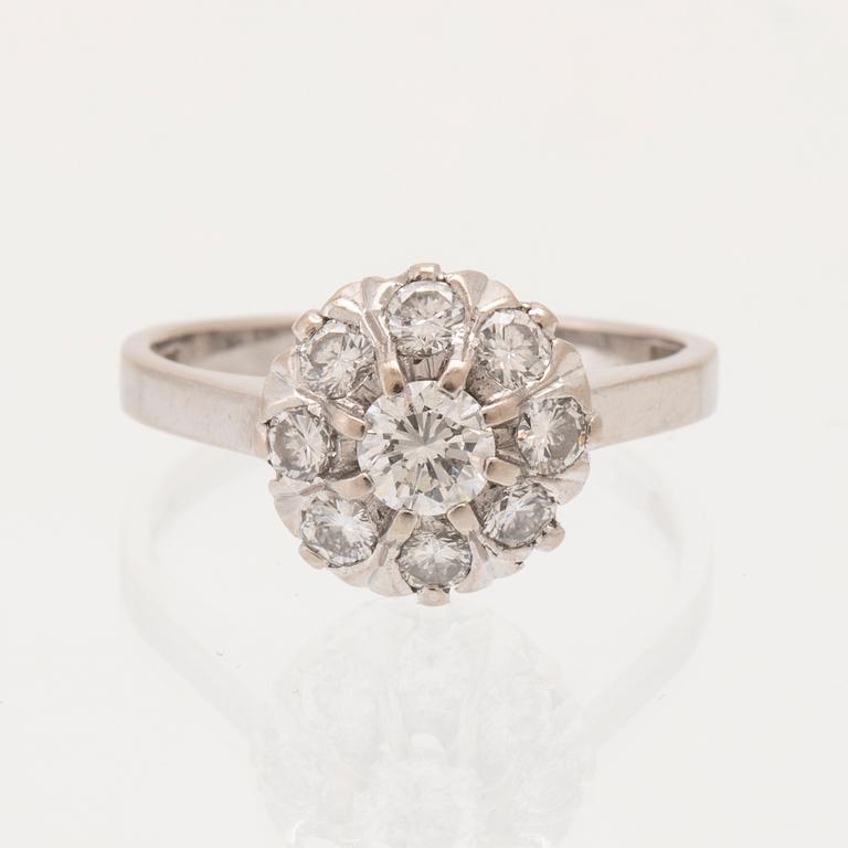 Ring in 18K white gold with round brilliant-cut diamonds.