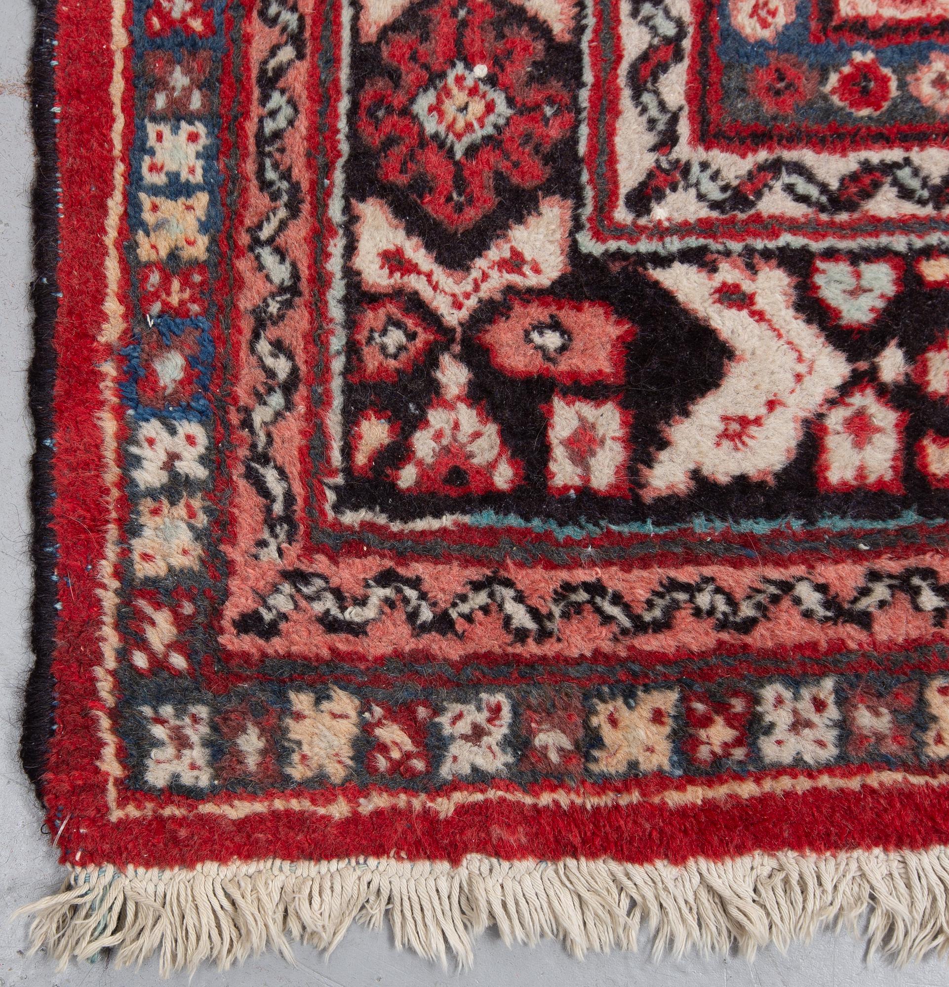 A carpet, semi-antique Mahal, ca 298 x 228 cm.