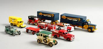 LEKSAKSBILAR, 13 st samt bensinpumpar och släpvagn, Dinky, Lesney, Corgi, Tekno m fl .