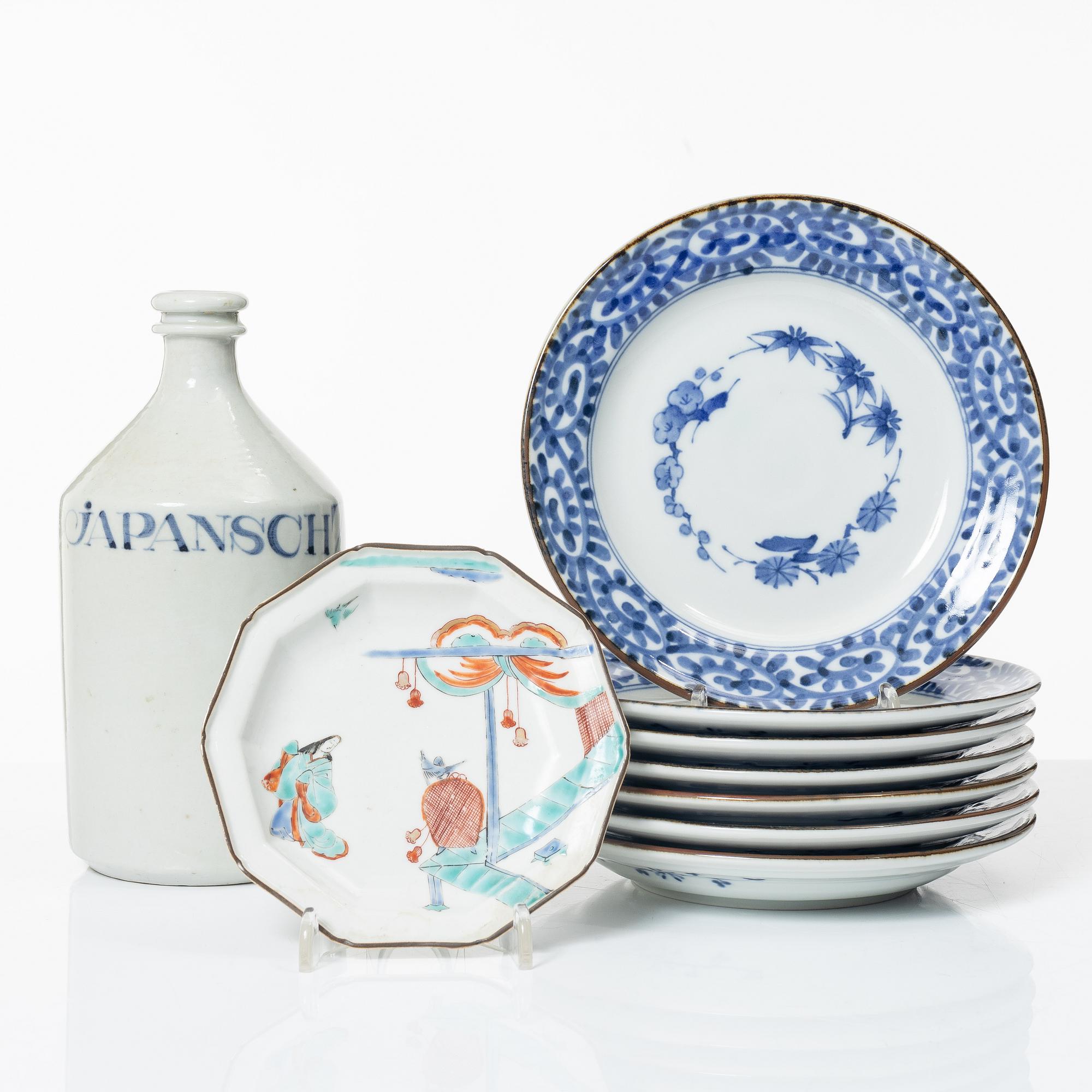 Sju assietter, litet fat samt flaska, porslin, Japan, 1800-/1900-tal.