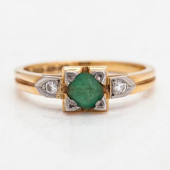 Ring, 18K guld, diamanter tot ca. 0.06 ct samt smaragd. Auran Kultaseppä Oy, Turku 1956.