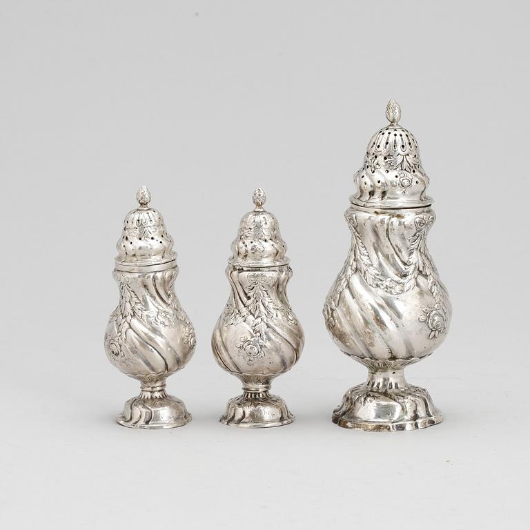 SOCKERRUSKA samt SALT och PEPPARSTRÖARE, silver, rokokostil, 18/1900-tal. Vikt ca 208g.