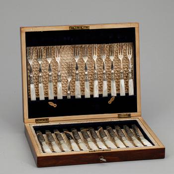 BESTICKSERVIS med SCHATULL, 23 delar, nysilver och pärlemor, FA & Co, England, omkring år 1900.