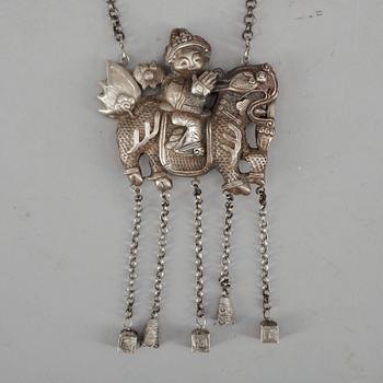 HALSBAND, silver, Kina, 1900-tal. Vikt ca 100 g.